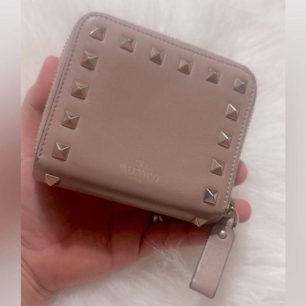 VALENTINO GARAVANI
Rockstud Accents Leather Compact Wallet 4.5” x 4” Approxi….. - Picture 4 of 14
